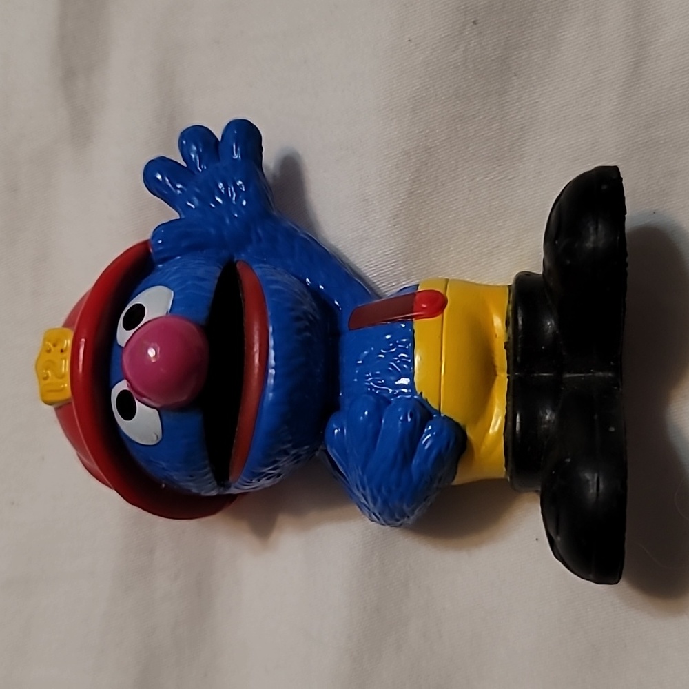 SESAME Street GROVER Fireman PVC Figure PENCIL Topper HASBRO Workshop 2010